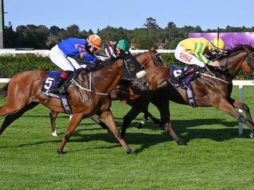 MALLAVELLY and James Ryan see off stablemate PIER PRESSURE and Nicola Burns at Leopardstown, 10th July '25 (Healy Racing).
